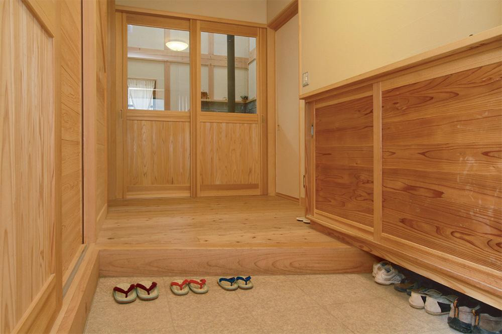 玄関・勝手口回り